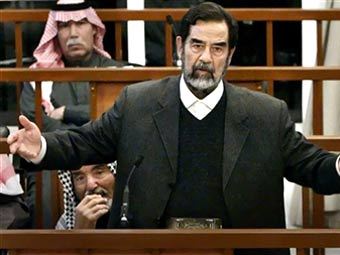Саддам Хусейн в зале суда. Фото AFP 