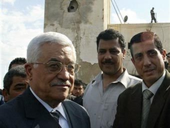 Махмуд Аббас рядом с тюрьмой в Иерихоне. Фото AFP
