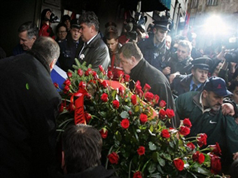 Гроб с телом Слободана Милошевича в Белграде. Фото AFP