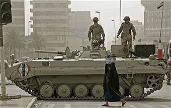 Бронетранспортер в центре Багдада. Фото AFP