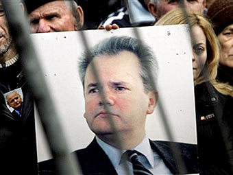 Траурный портрет Слободана Милошевича. Фото AFP 