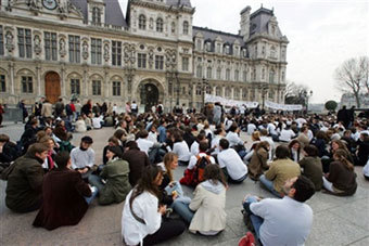 Демонстрация студентов перед мэрией Парижа. Фото AFP