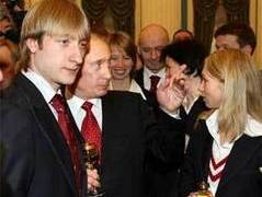 Евгений Плющенко (крайний слева) во время приема олимпийцев в Кремле. Фото Reuters Евгений Плющенко (крайний слева) во время приема олимпийцев в Кремле. Фото Reuters