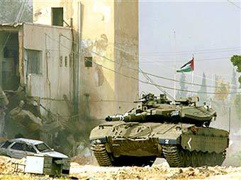 Израильский танк у здания тюрьмы в Иерихоне. Фото AFP 