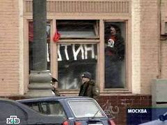 Активисты НБП в здании администрации президента, кадр НТВ, архив Активисты НБП в здании администрации президента, кадр НТВ, архив