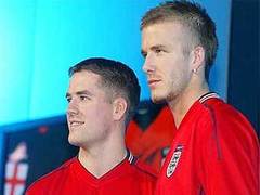 Дэвид Бекхэм (справа) и Майкл Оуэн - носители аромата хвои. Фото michaelowen-online.com Дэвид Бекхэм (справа) и Майкл Оуэн - носители аромата хвои. Фото michaelowen-online.com