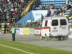 "Скорая помощь" прибывает к северной трибуне стадиона. Фото fc-rostov.ru "Скорая помощь" прибывает к северной трибуне стадиона. Фото fc-rostov.ru