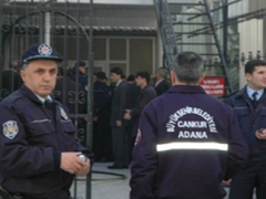 Полиция на месте взрыва в Адане. Фото kurdishinfo.com, архив Полиция на месте взрыва в Адане. Фото kurdishinfo.com, архив