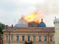 Горящий купол Троицкого собора Санкт-Петербурга. Фото Всеволода Васильева, специально для Lenta.Ru Горящий купол Троицкого собора Санкт-Петербурга. Фото Всеволода Васильева, специально для Lenta.Ru