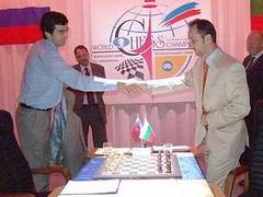 Владимир Крамник (слева) и Веселин Топалов перед началом третьей партии. Фото worldchess2006.com Владимир Крамник (слева) и Веселин Топалов перед началом третьей партии. Фото worldchess2006.com
