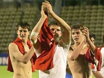 Футболисты молодежной сборной России празднуют победу. Фото с официального сайта УЕФА