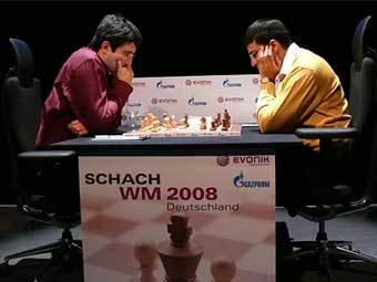 Владимир Крамник (слева) и Вишванатан Ананд. Фото с сайта chessbase.com