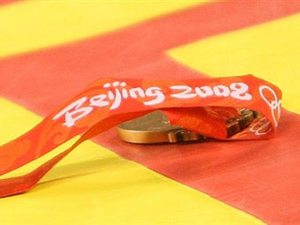 Бронзовая медаль Олимпиады-2008, выброшенная Арой Абрахамяном. Фото ©AFP