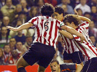 Футболисты "Атлетика" в матче чемпионата Испании сезона-2006/07. Фото ©AFP