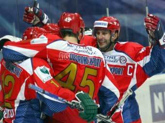 Хоккеисты сборной России празднуют победу над финнами. Фото ©AFP