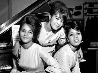 The Ronettes, 1962 .    claycoleshow.com