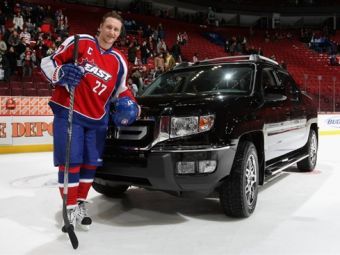 Алексей Ковалев с призом за звание самого ценного игрока Матча всех звезд НХЛ. Фото ©AFP