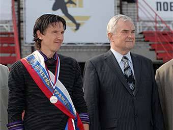 Алексей Смертин (слева) на церемонии присвоения ему звания "Почетный гражданин Барнаула". Фото с официального сайта футболиста