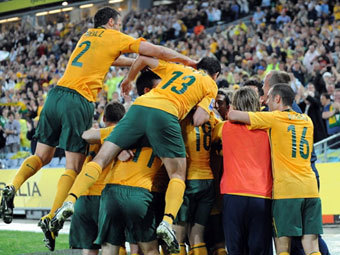 Сборная Австралии празднует гол в ворота команды Узбекистана. Фото ©AFP