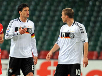Лукаш Подольски (справа) и Михаэль Баллак во время матча Уэльс - Германия. Фото ©AFP