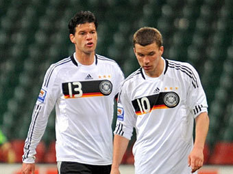 Лукаш Подольски (справа) и Михаэль Баллак во время матча Уэльс - Германия. Фото ©AFP