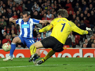 Футболист "Порту" забивает второй мяч в ворота "Манчестера". Фото ©AFP   