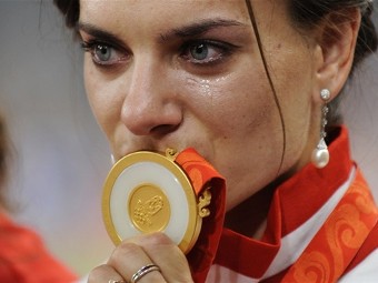 Елена Исинбаева после победы на Олимпиаде-2008. Фото ©AFP