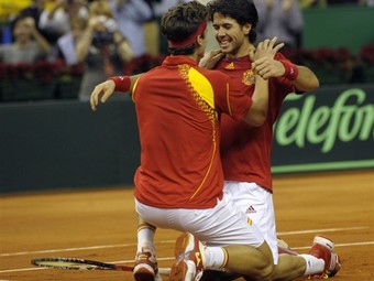 Фелисиано Лопес (слева) и Фернандо Вердаско радуются победе. Фото ©AFP