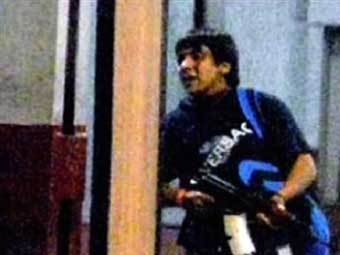 Мохаммед Аджмаль Амир Касаб во время терактов в Мумбаи. Кадр видеозаписи, переданный ©AFP