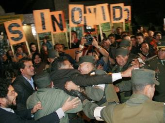 Противники Марио Урибе после его ареста. Фото ©AFP