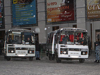 Милицейские автобусы. Фото Александра Котомина, "Лента.ру"