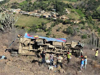 Упавший в овраг перуанский автобус. Фото ©AFP