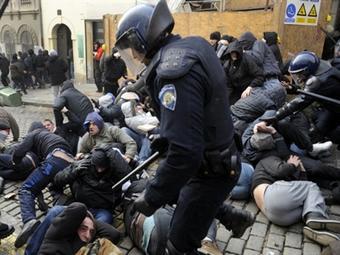 Задержание участников беспорядков в Загребе 26 февраля 2011 года. Фото ©AFP
