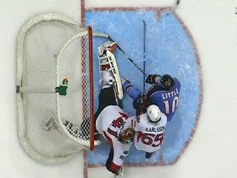 Брайан Литтл забивает гол. Кадр ролика с сайта НХЛ