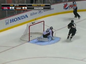 Селянне забивает гол "Колорадо". Кадр видеоролика с сайта НХЛ