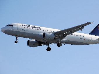 Airbus A 320  Lufthansa.  Arpingstone  wikipedia.org