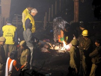 Спасатели на месте пожара в Дели 20 ноября 2011 года. Фото ©AFP