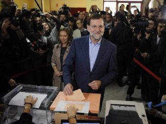 Лидер Народной партии Мариано Рахой на избирательном участке. Фото ©AFP