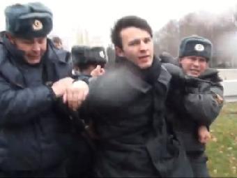 Сотрудники полиции задерживают активиста. Кадр видео Инициативной группы МГУ
