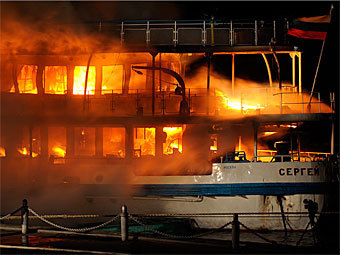 Пожар на теплоходе "Сергей Абрамов" 14 ноября. Фото РИА Новости, Владимир Астапкович