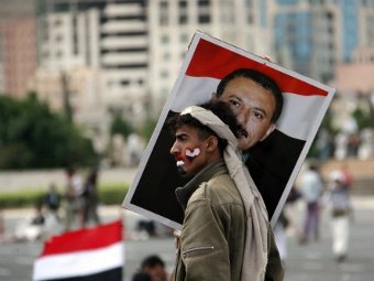 Сторонник бывшего президента Йемена Али Абдуллы Салеха держит его портрет. Фото ©AFP