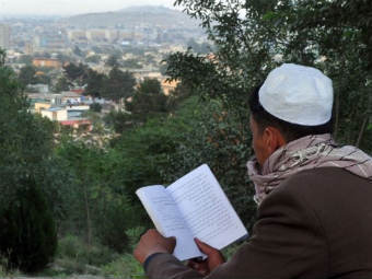 Сын полевого командира "Талибана" с книгой. Фото ©AFP