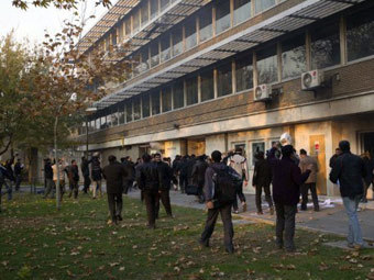 Толпа на территории посольства Великобритании в Тегеране. Фото ©AFP