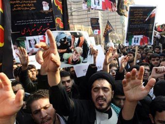 Демонстранты у посольства Великобритании в Тегеране. Фото ©AFP