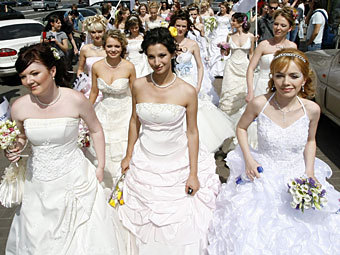 "Парад невест" в Киеве. Фото РИА Новости, Сергей Старостенко