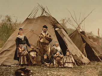 Семья саамов возле юрты, 1900 год. Фото с сайта Библиотеки Конгресса США