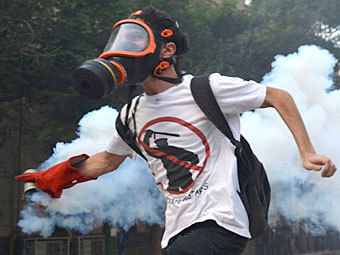 Участник акции протеста около американского посольства в Каире. Фото ©AFP