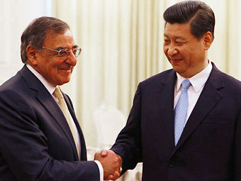 Леон Панетта и Си Цзиньпин. Фото Reuters