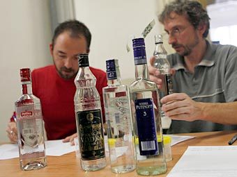 Проверка чешского алкоголя на наличие метанола. Фото Reuters