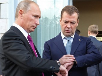 Владимир Путин (слева) и Дмитрий Медведев. Архивное фото ©AFP
